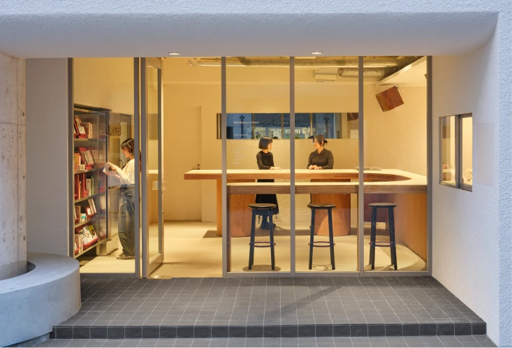 1階 CAFE「REFRESH STAND」