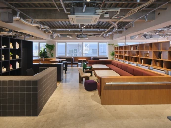 MOV LOUNGE受付付近